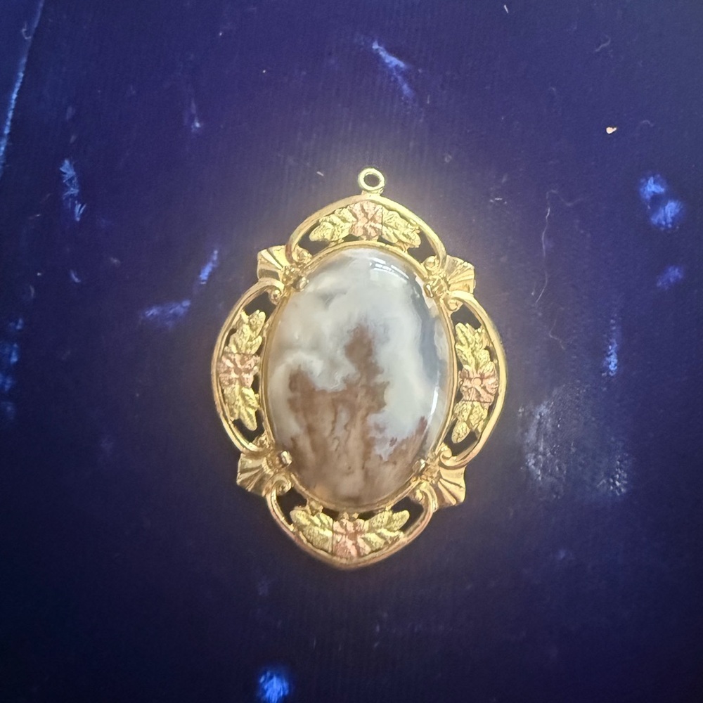 Gold-Tone Brown and Cream Agate Pendant Necklace - Unbranded